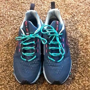 Women’s adidas vigor tr shoes.